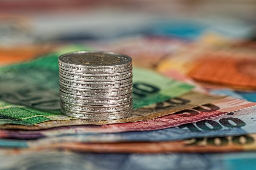 imagem mostrando moedas como investir com dinheiro